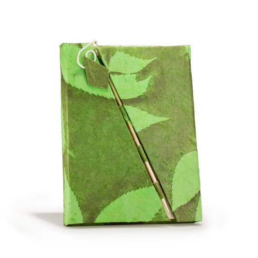 Lokta Merész virágos bambusz zárral ellátott jegyzetfüzet – közepes (15x12 cm) – 45 lap – mohazöld