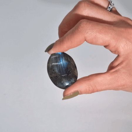Madagaszkári Labradorit tenyérkövek (kb. 17-40 g 35-50 mm)