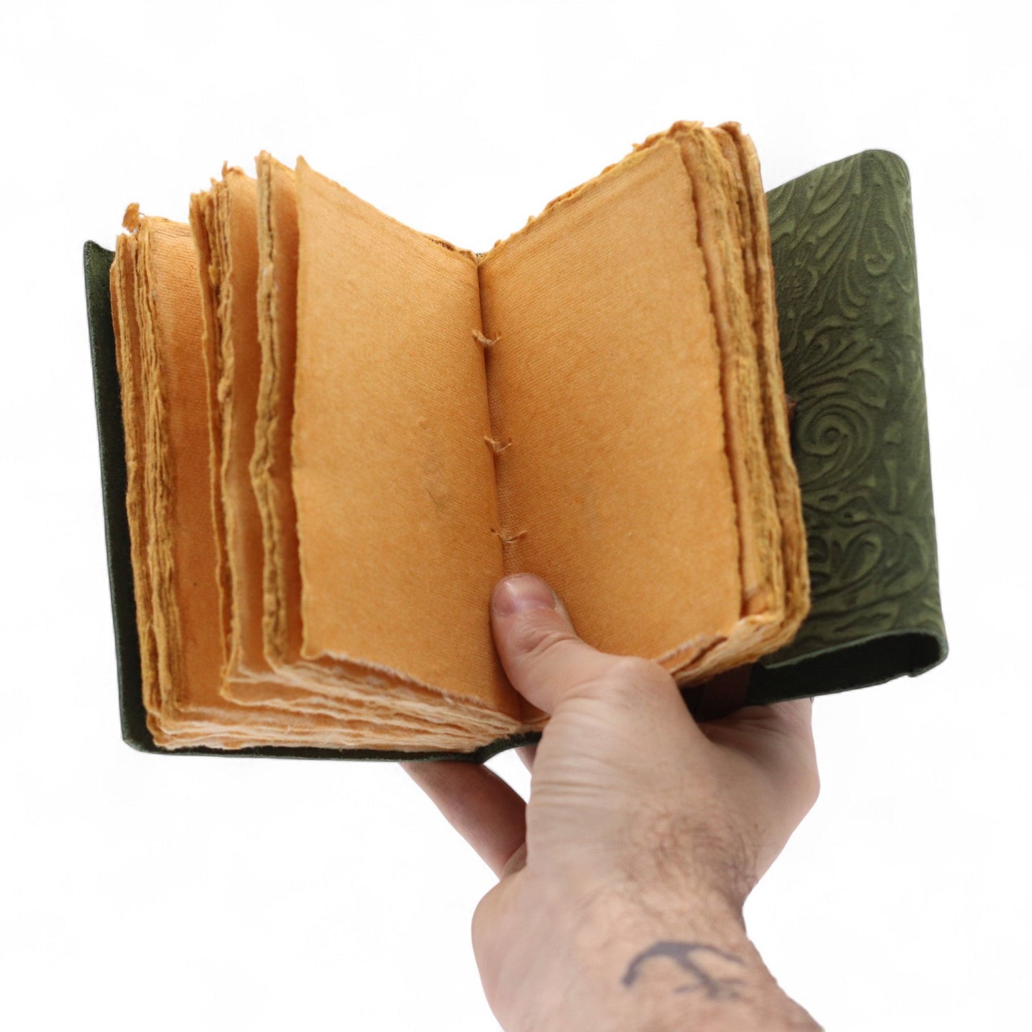 Vastag, roncsolt szélű bőr notesz – Zöld labirintus minta – 12.7×8.9 cm