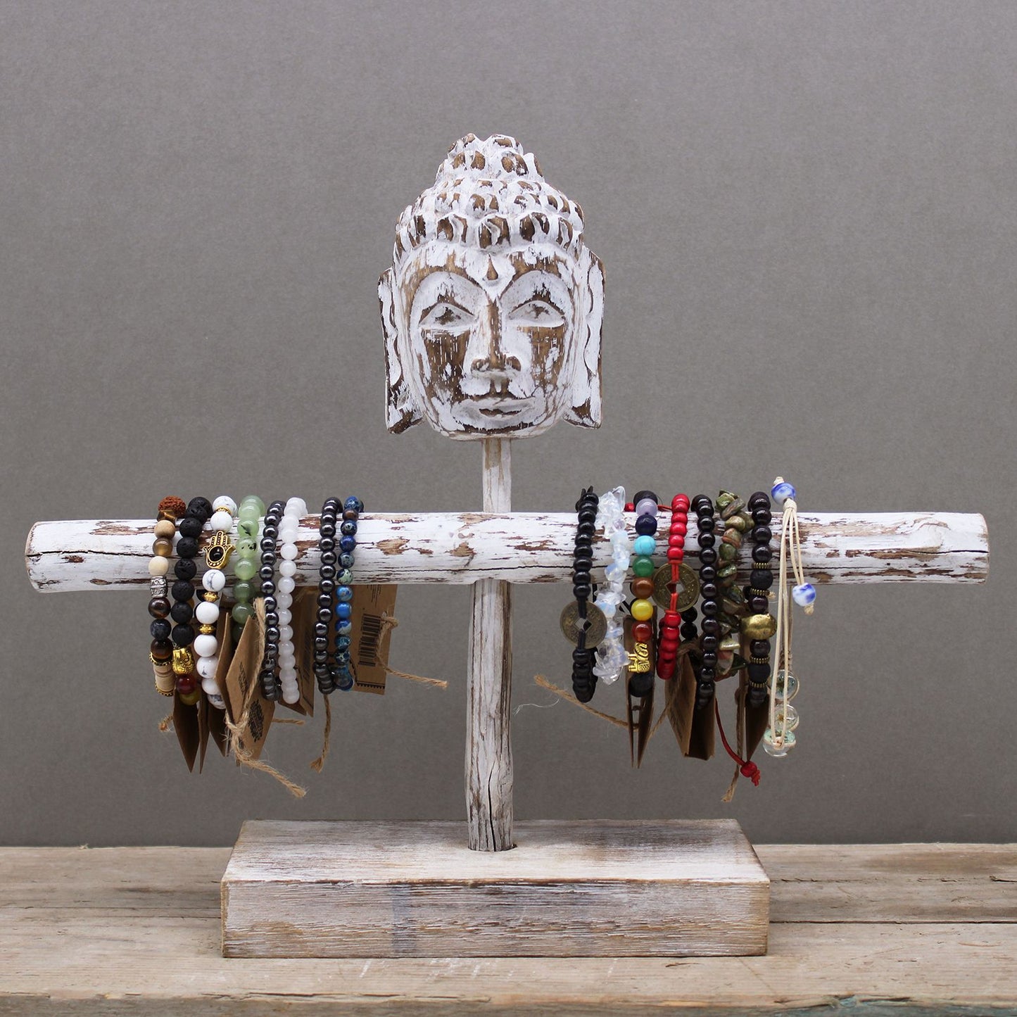Egyágú és Buddha-állvány – Fehérre meszelt