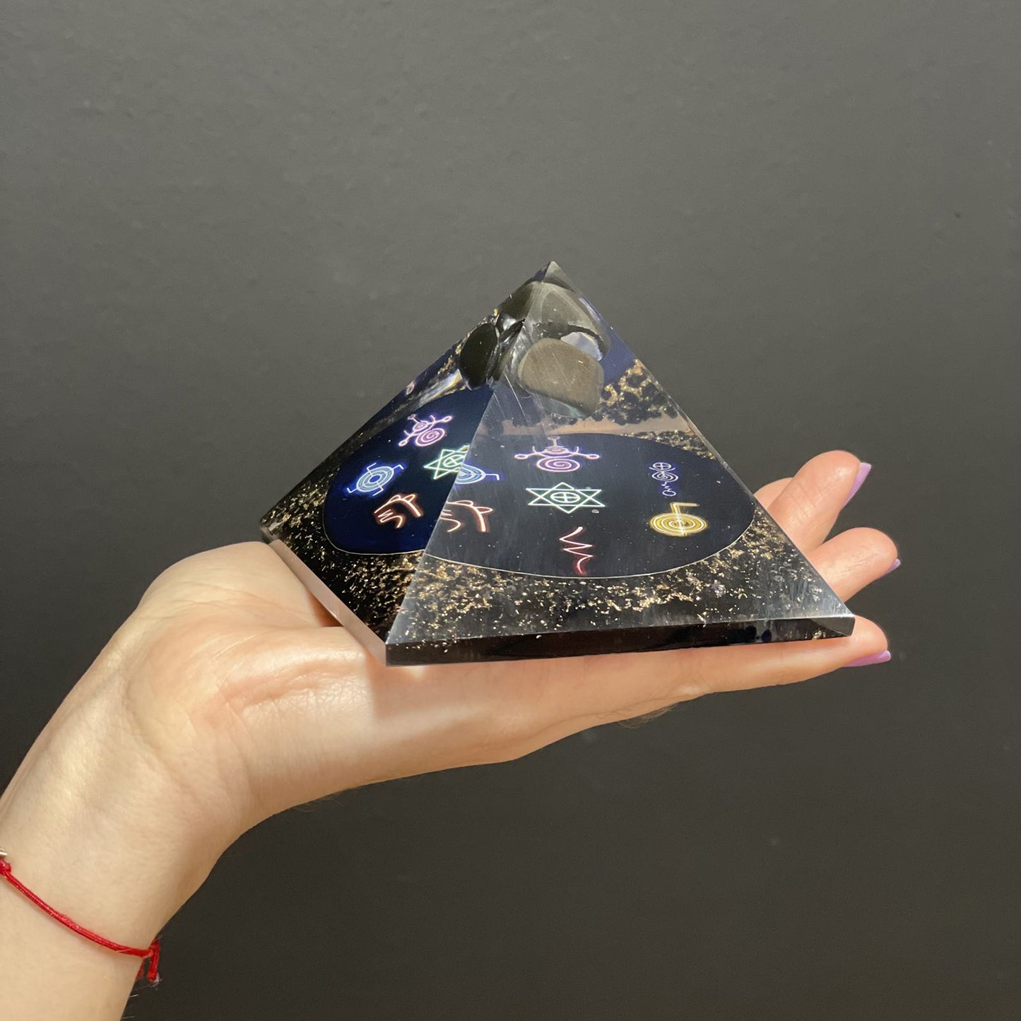 Orgonit piramis - Éjféli Reiki - 90mm