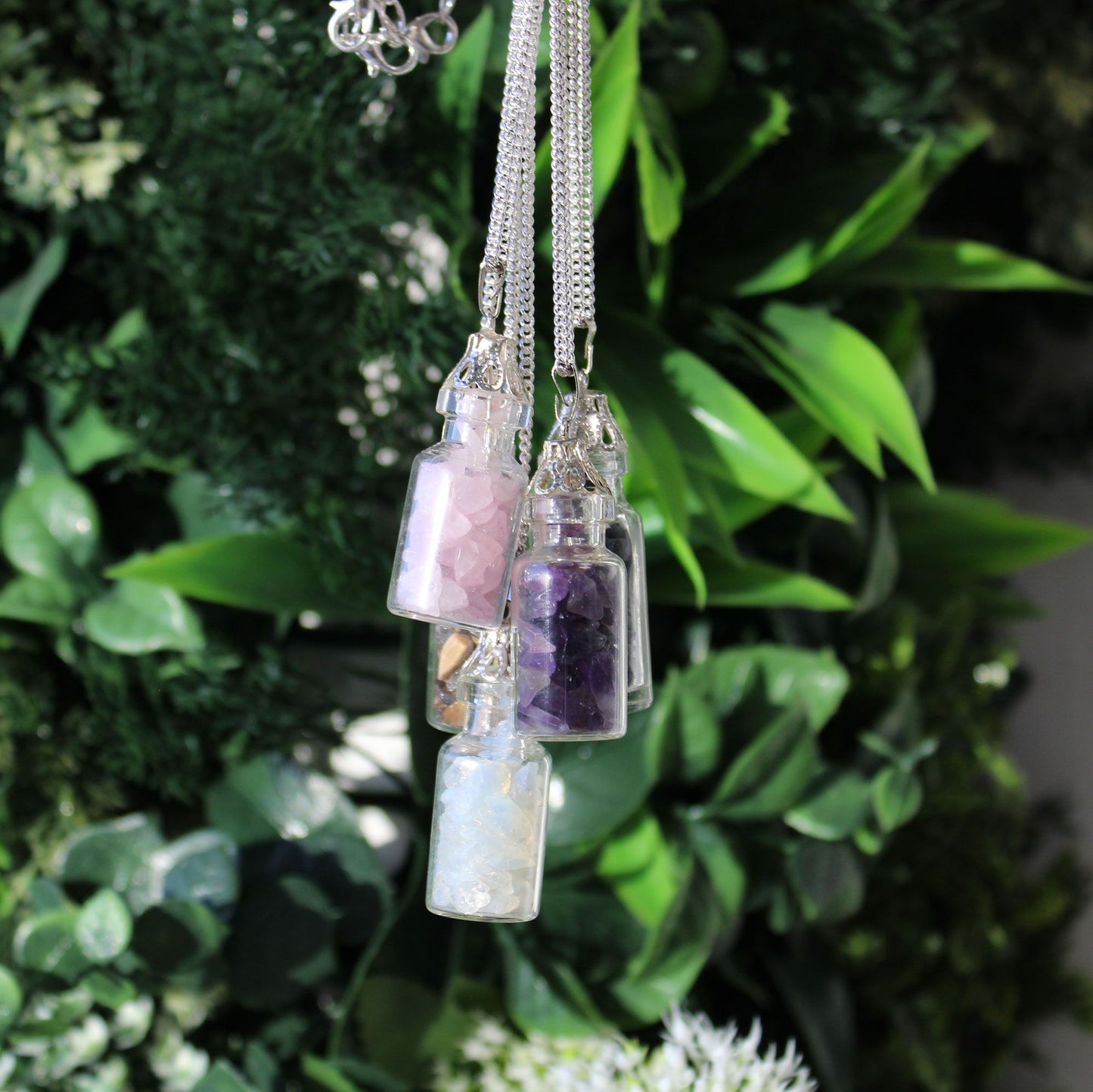 Üvegbe zárt drágakő nyaklánc - Rózsakvarc