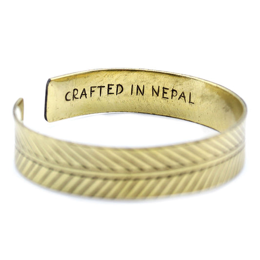 Sárgaréz tibeti karkötő - széles, tribál levél mintás