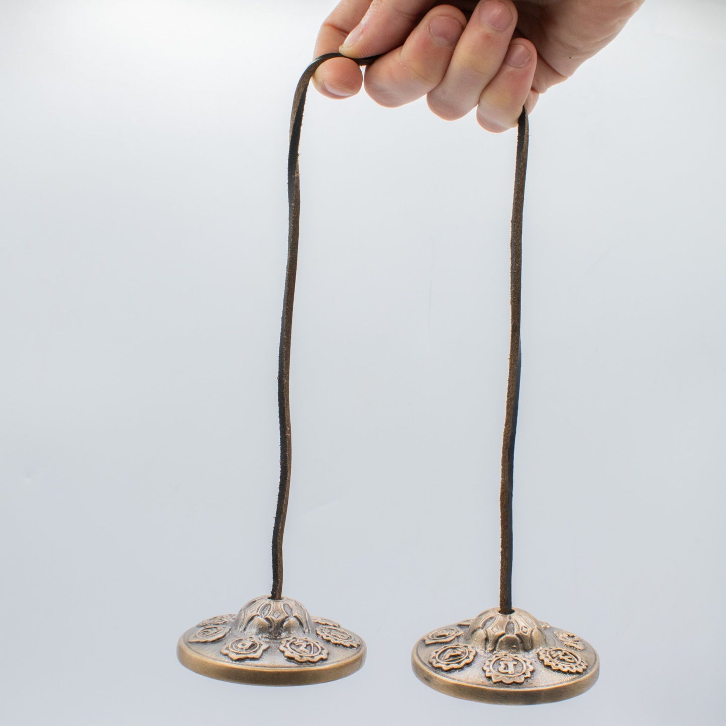 Prémium sárgaréz tibeti Tingsha - Hét csakra - kb. 7cm (255g)