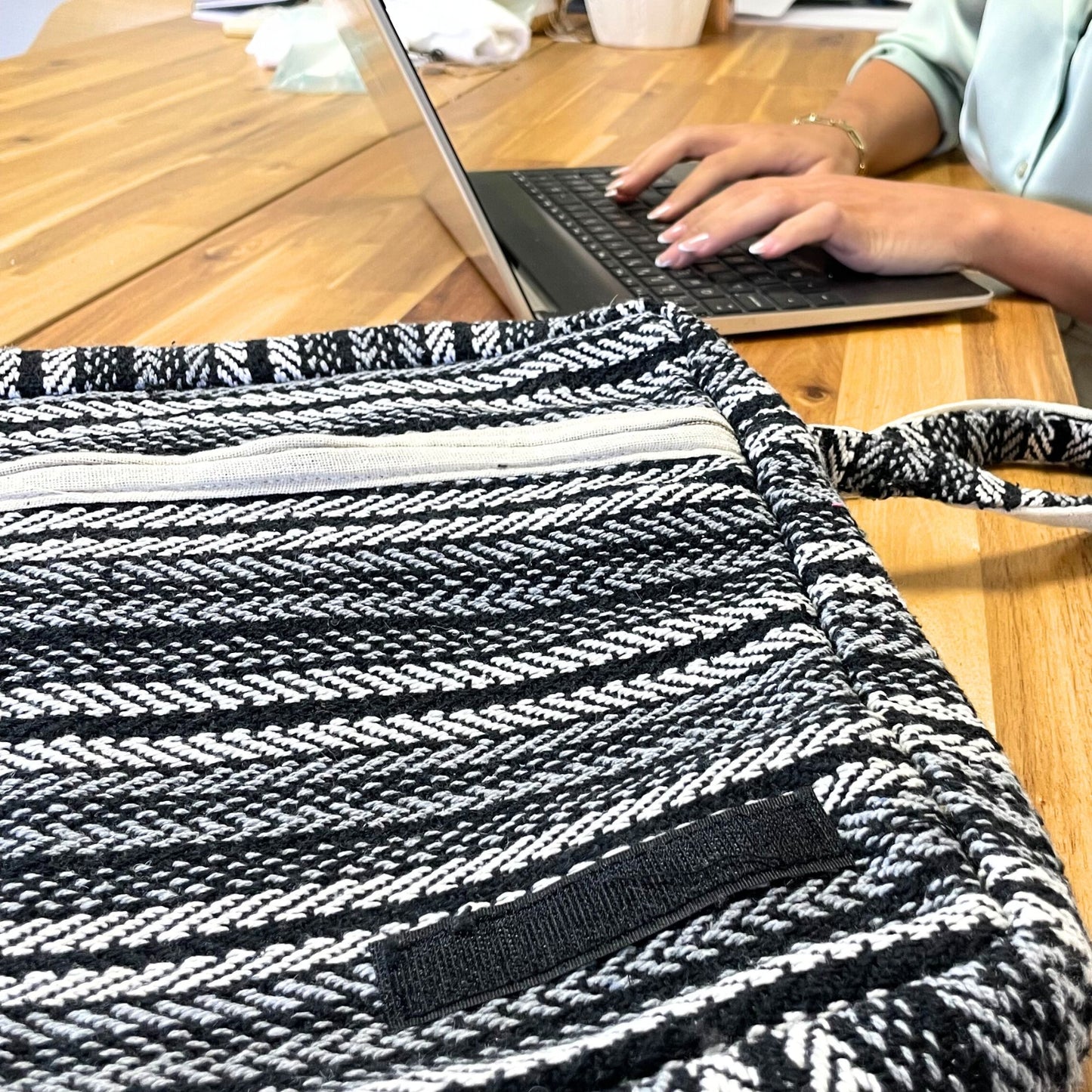 Banjar puha laptoptáska – szürke csíkos
