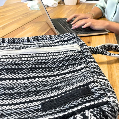 Banjar puha laptoptáska – szürke csíkos