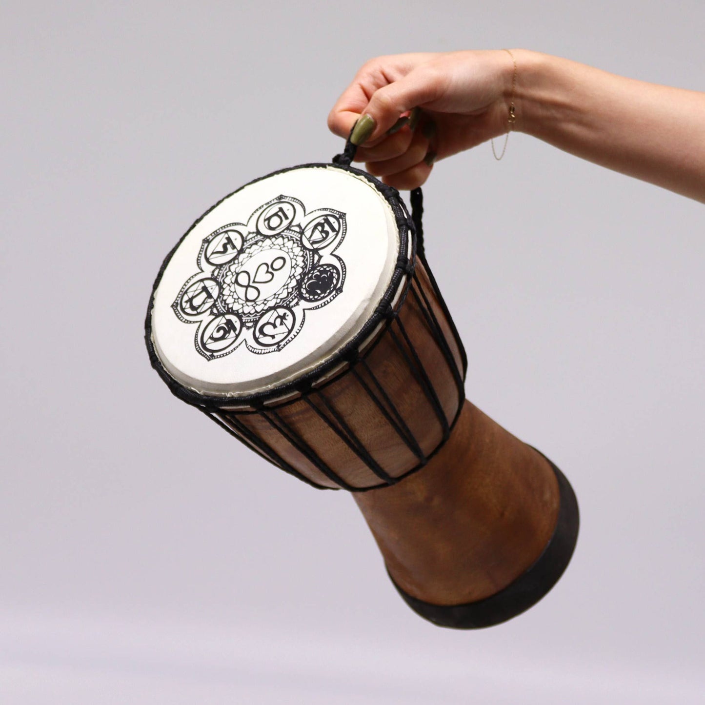 Kézműves széles tetejű djembe dob – 30 cm