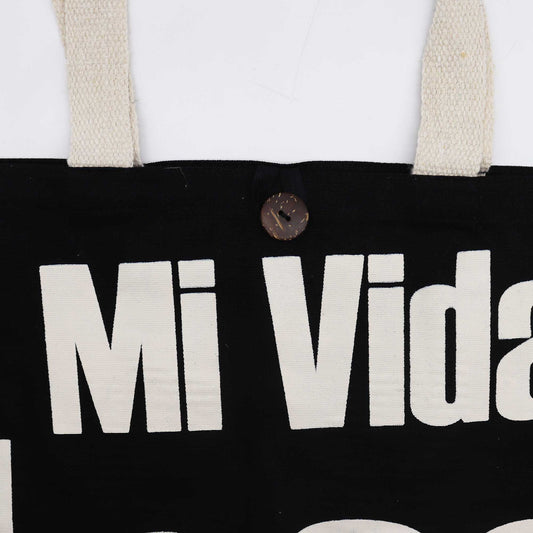 Nomad Sari ikonikus klasszikus bevásárlótáska – Mi Vida Loca – fekete natúr 10oz