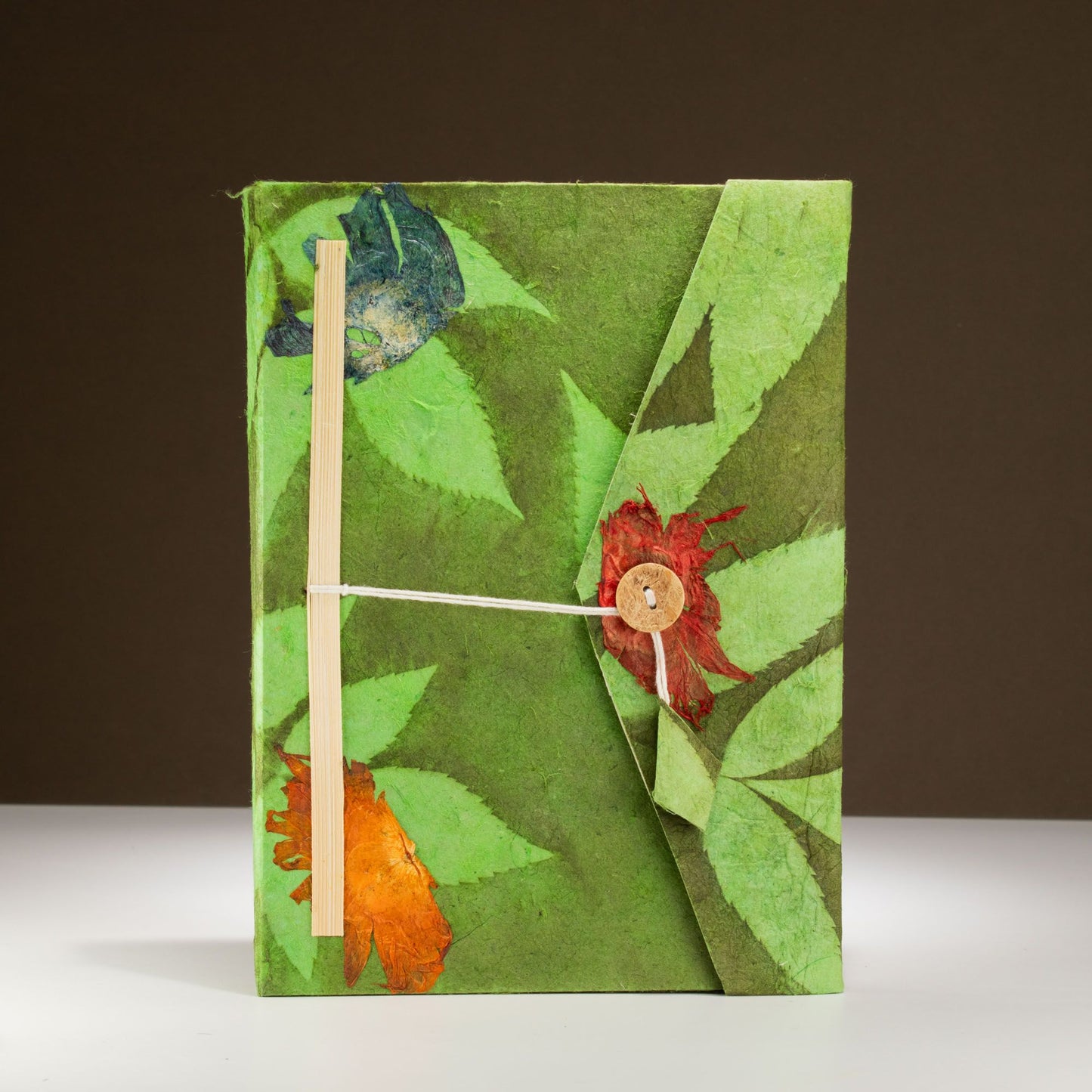 Lokta Merész Virágos Jegyzetfüzet – Nagy (21x15cm) – 45 Lap – Könyvjelzővel – Mohazöld