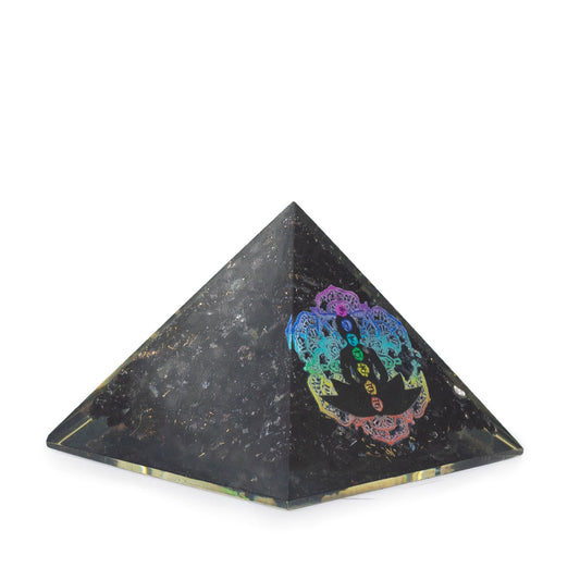 Kis organit piramisok 5,5x4,5 cm - Csakra Buddha - Fekete turmalin forgács