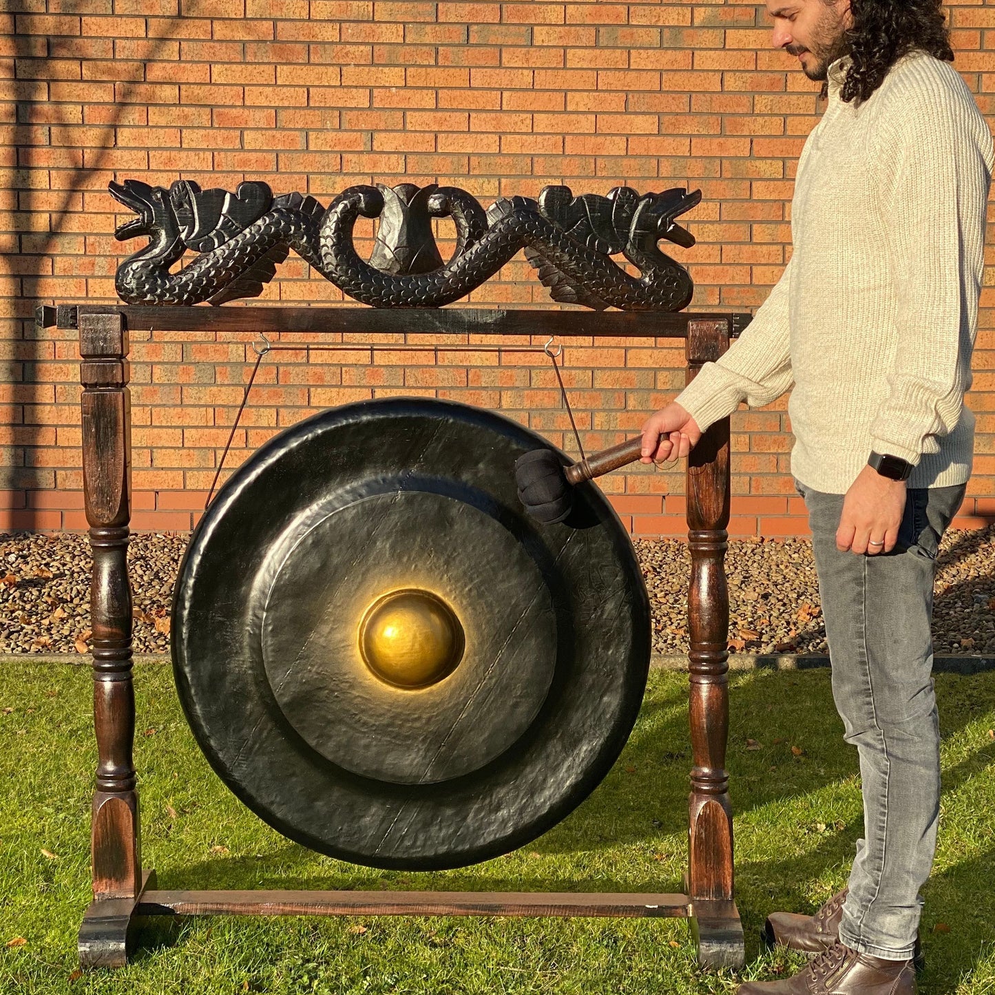 Nagy méretű gong, barna antik állványon - 80 cm - fekete