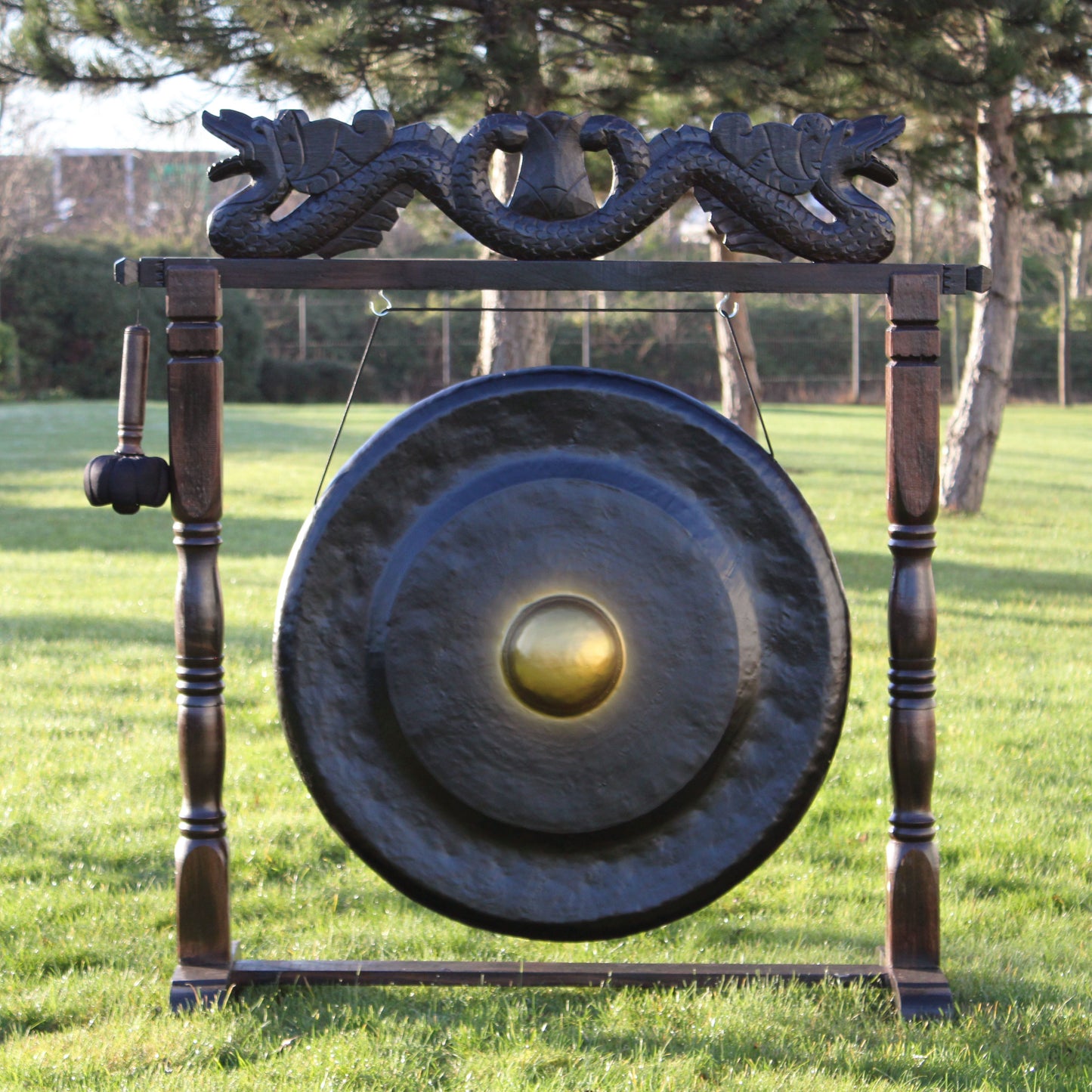 Nagy méretű gong, barna antik állványon - 80 cm - fekete