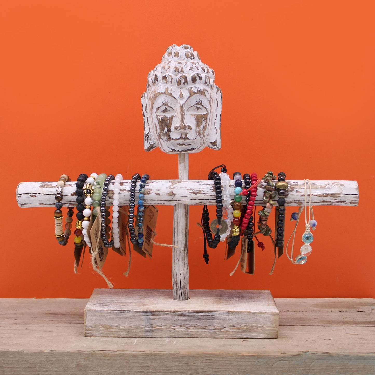 Egyágú és Buddha-állvány – Fehérre meszelt