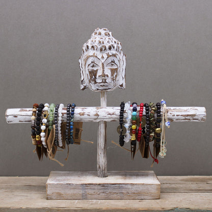 Egyágú és Buddha-állvány – Fehérre meszelt