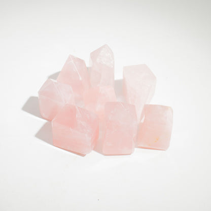 Csiszolt ásványhegyek kb. 6 cm (0,5 kg) - Indiai rózsakvarc (kb. 8 darab)