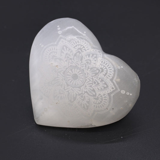 Szelenit szív – 7-8 cm – Gravírozott mandala