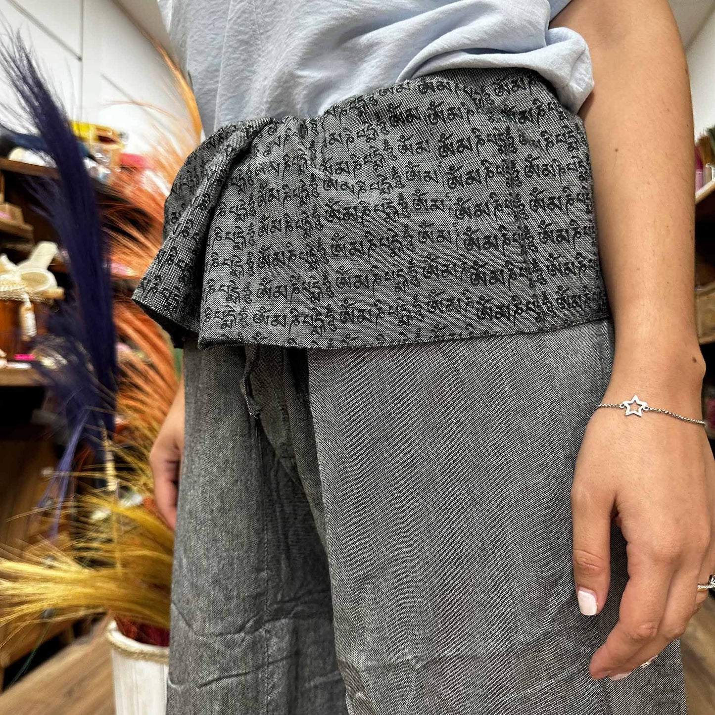 Jóga és Fesztivál Nadrág – Thai Halász Mandala Mantra szürke alapon