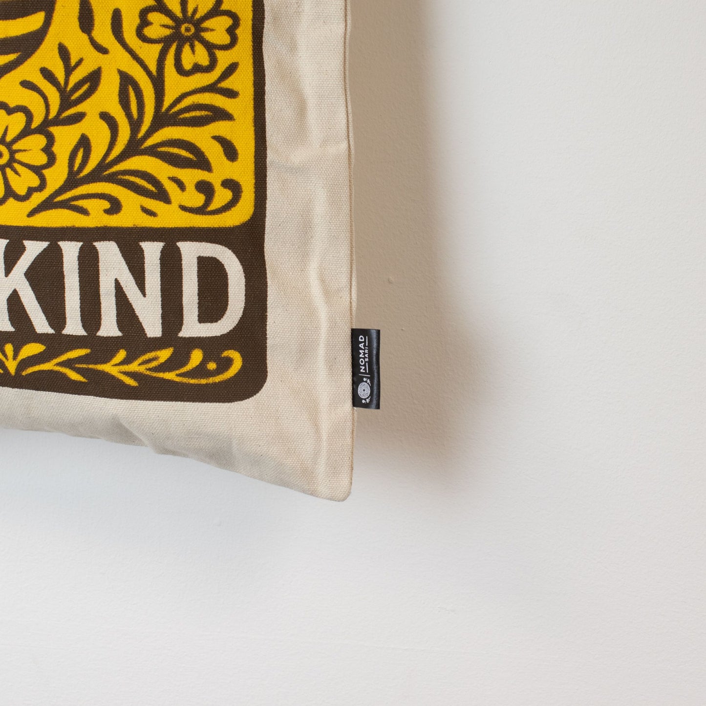 Nomad Sari Iconic Toni Tote Bag – Légy kedves – Natúr 10oz