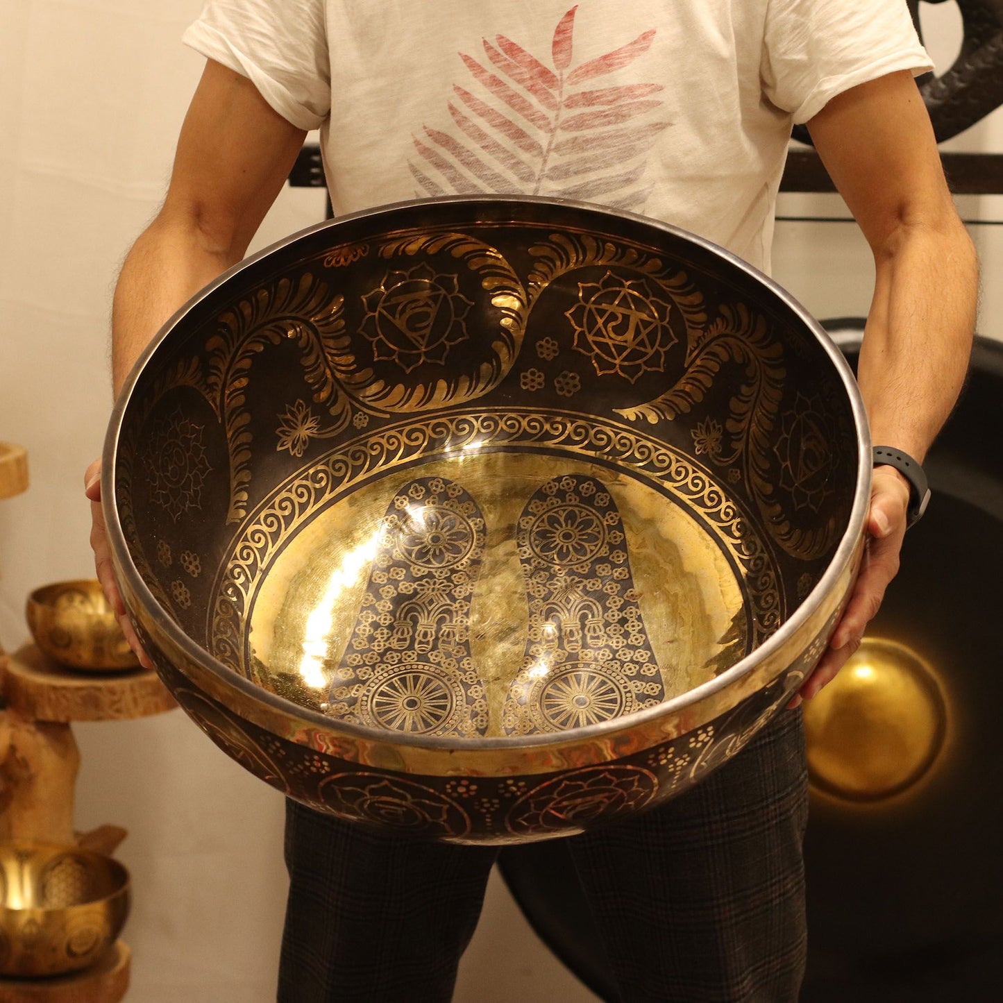 Gravírozott – Óriási rezgő lábú állótál – 50x20 cm (10,7 kg)