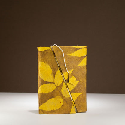 Lokta merész virágmintás bambusz záródású jegyzetfüzet – közepes (15x12cm) – 45 lap – mustárbarna