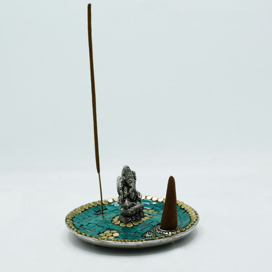 Ganesha-tányér tibeti dekorációval, kúp- és pálcatartóval