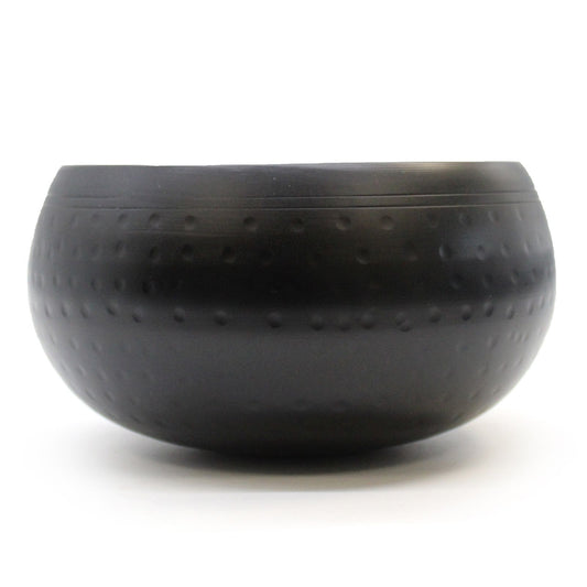 Nagyméretű fekete kalapált tál – 18 cm