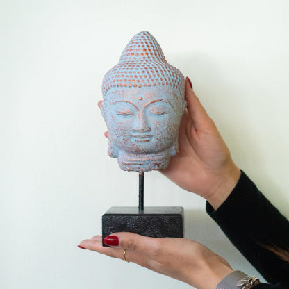 Nyugalom Buddhafej állványon – kék réz