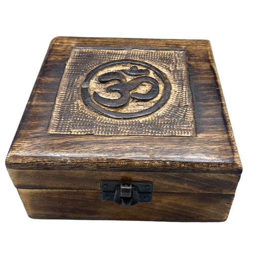 Négyzet alakú fából készült emléktárgy doboz 13x13x6cm - Om