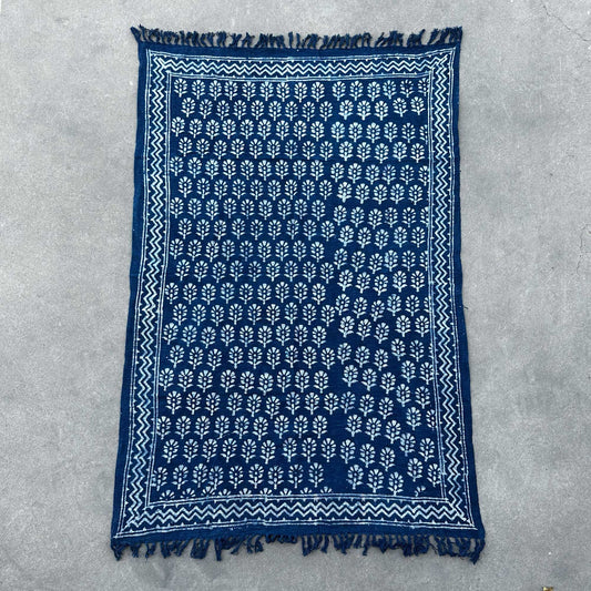 Kézzel készített indigó takaró – 170x120 cm – Chhota virág