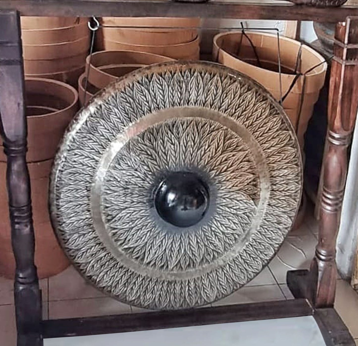Nagy gong barna antik állványon - 80cm - fekete - mintás