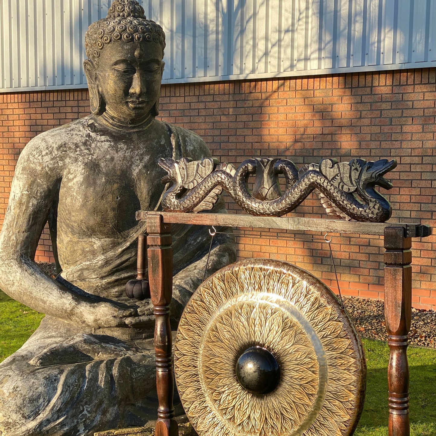 Nagy gong barna antik állványon - 80cm - fekete - mintás