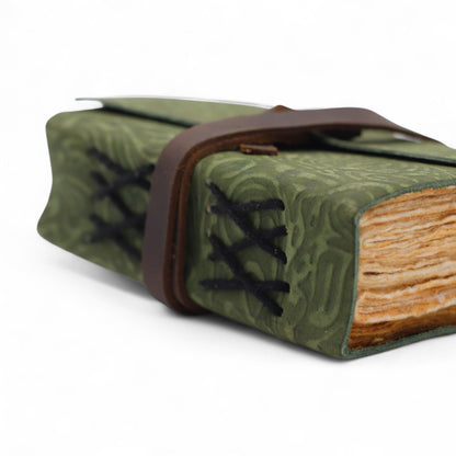 Vastag, roncsolt szélű bőr notesz – Zöld labirintus minta – 12.7×8.9 cm