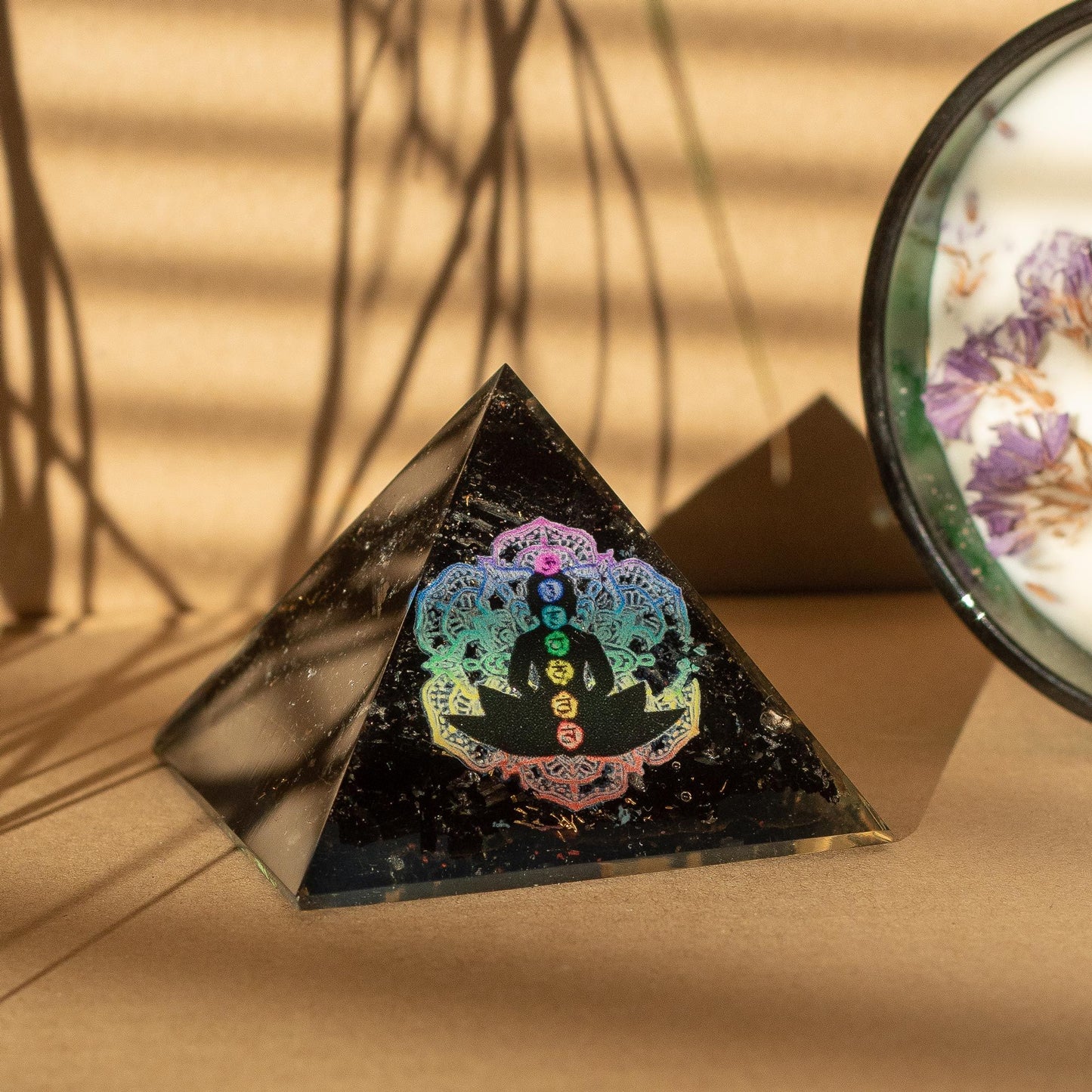 Kis organit piramisok 5,5x4,5 cm - Csakra Buddha - Fekete turmalin forgács